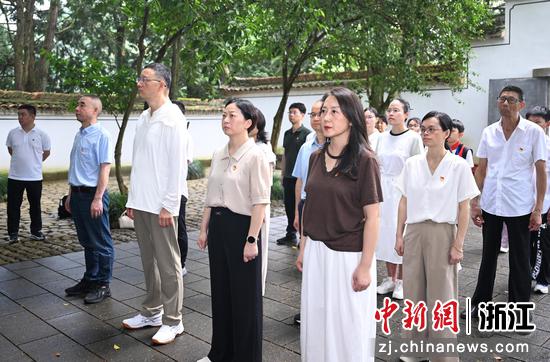 　　图为：参与活动的领导嘉宾以及探访团成员等在月光山公园（粟裕将军陵园）瞻仰缅怀。中新社记者 王刚 摄