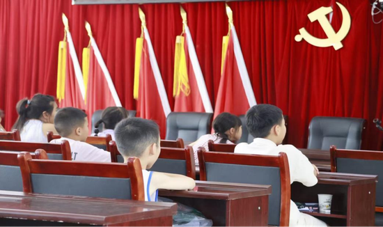 孩子们上课听讲。顾茜 供图