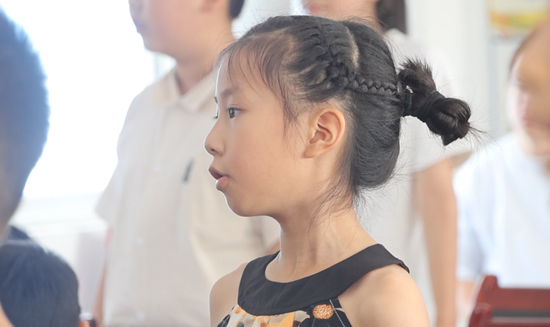 孩子们齐声朗读《自誓诗》。李知霖 供图