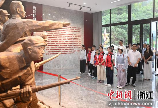 图为：探访团成员在浙西南红色研学基地参观。中新社记者 王刚 摄