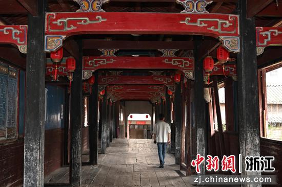 图为：探访团成员参观挺进师群众大会旧址（宏济桥）。中新社记者 王刚 摄
