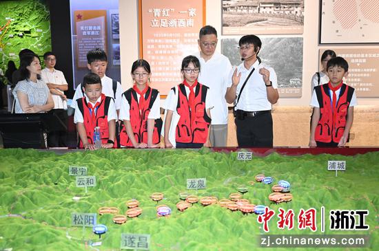 图为：探访团成员在浙西南红色研学基地参观。中新社记者 王刚 摄