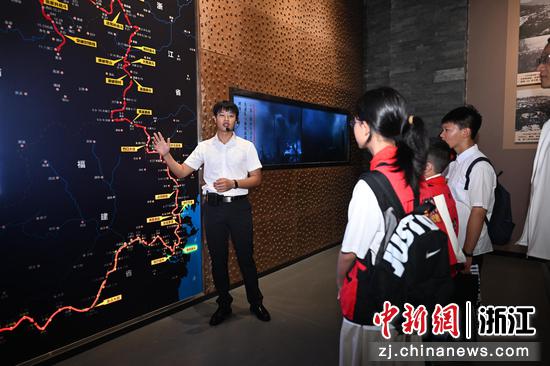 图为：探访团成员在浙西南红色研学基地参观。中新社记者 王刚 摄