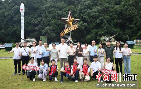 图为：探访团成员在遂昌王村口镇合影。中新社记者 王刚 摄