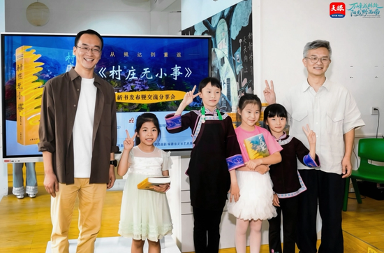 赠书现场（图/杨雯）