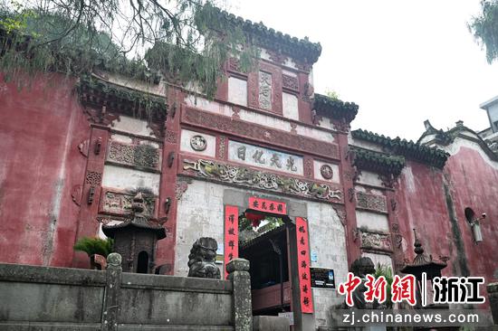 图为：探访团成员参观挺进师“八一”示威誓师大会旧址（天后宫）。中新社记者 王刚 摄