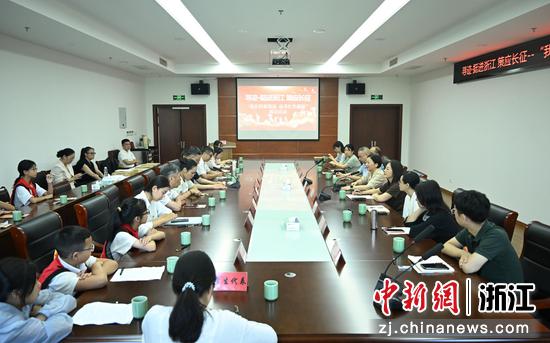 　　
图为：探访团、宣讲团、青年干部围绕传承伟大长征精神、红色档案赋能共富等进行现场交流。中新社记者 王刚 摄