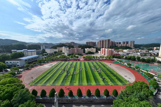 岑巩县第一中学高三学生在球场开展趣味减压游戏。杨云 摄