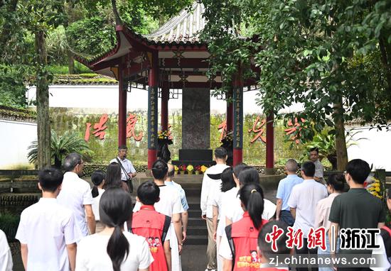 　　
图为：参与活动的领导嘉宾以及探访团成员等在月光山公园（粟裕将军陵园）瞻仰缅怀。中新社记者 王刚 摄