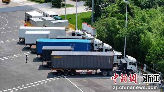 沪杭高速大云重卡补能站。浙江交通集团 供图 沪杭高速大云重卡补能站。浙江交通集团 供图