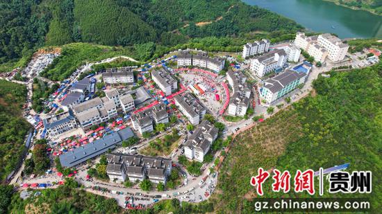 图为活动当天的芒果集市。