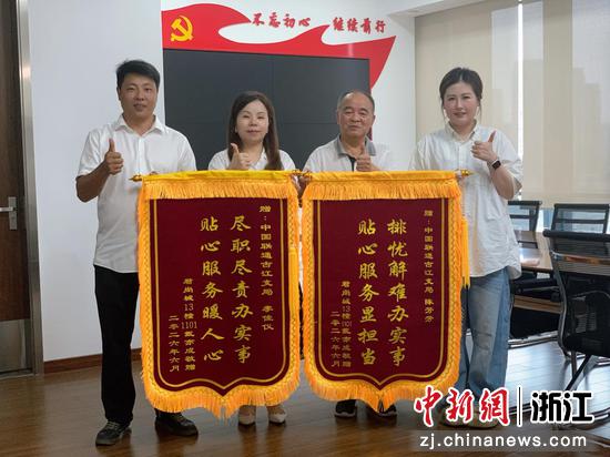 近日,市民与工作人员合影。宁波联通供图 近日,市民与工作人员合影。宁波联通供图