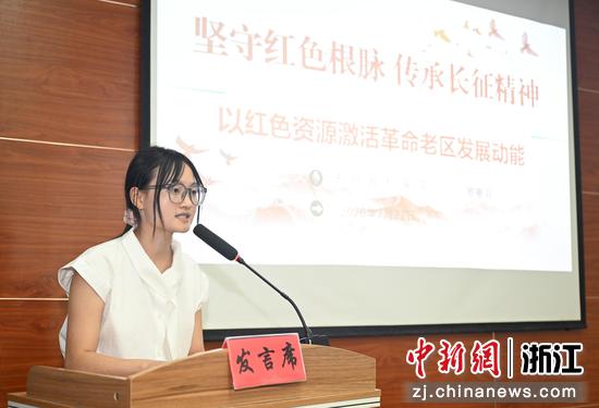 
图为：遂昌县档案馆青年宣讲员罗曼菲结合馆藏档案进行宣讲。中新社记者 王刚 摄