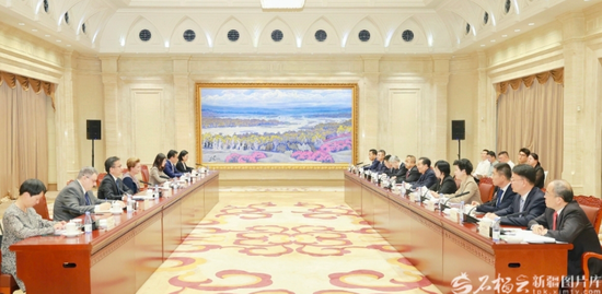 7月20日，自治区党委书记陈小江、自治区主席艾尔肯·吐尼亚孜在乌鲁木齐会见新开发银行行长迪尔玛·罗塞芙。天山网-新疆日报记者 崔志坚摄e