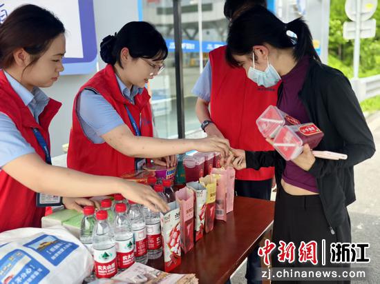 高速工作人员将解暑食物送给过往司乘。金华管理中心 供图 高速工作人员将解暑食物送给过往司乘。金华管理中心 供图