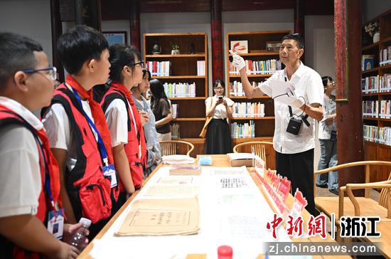 　　图为：探访团成员在挺进师政委会会议地及苏维埃政府驻地（蔡相庙）观摩相关档案。中新社记者 王刚 摄