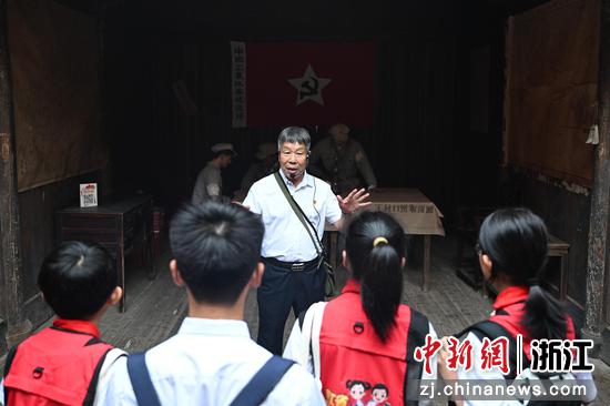 
图为：探访团实地走访挺进师师部旧址（程氏古民宅）。中新社记者 王刚 摄