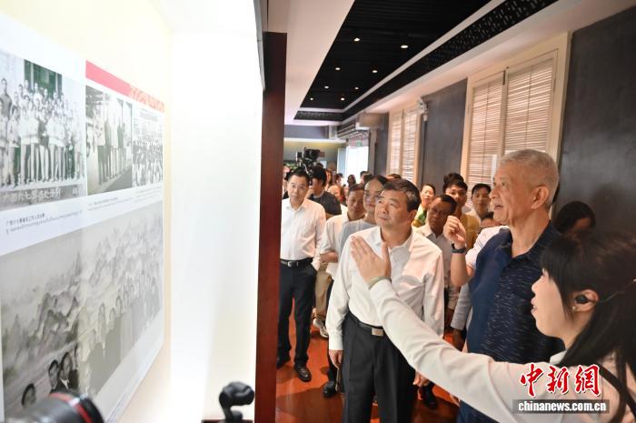 老挝“六七”学校校友重返广西南宁追忆历史