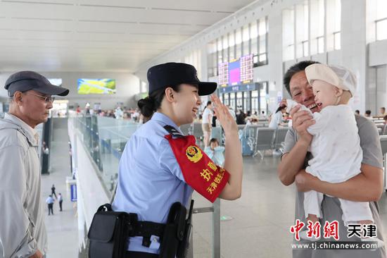 图为北京铁路公安局天津公安处执勤民警在候车室帮助旅客解决问题,并热情与旅客互动。(北京铁路公安局天津公安处供图) 图为北京铁路公安局天津公安处执勤民警在候车室帮助旅客解决问题,并热情与旅客互动。(北京铁路公安局天津公安处供图)