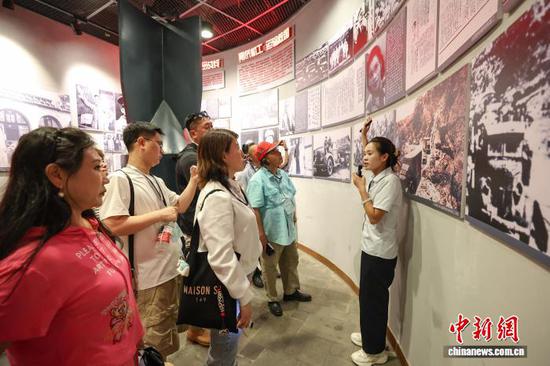 7月21日，海外华文媒体在晴隆县二十四道拐展览馆参观。 中新社记者 瞿宏伦 摄