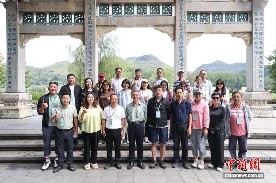 7月22日，采风团在安龙县招堤国家湿地公园合影。 中新社记者 瞿宏伦 摄