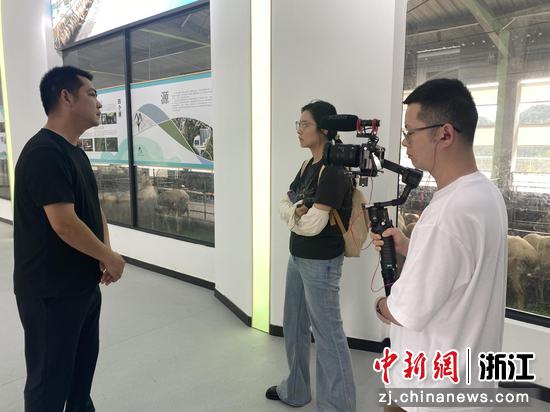 大源强村公司负责人介绍湖羊养殖情况。受访者 供图
