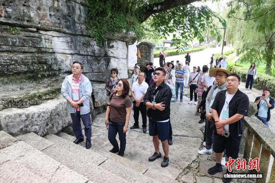 7月22日，海外华文媒体在安龙县半山亭参观。 中新社记者 瞿宏伦 摄