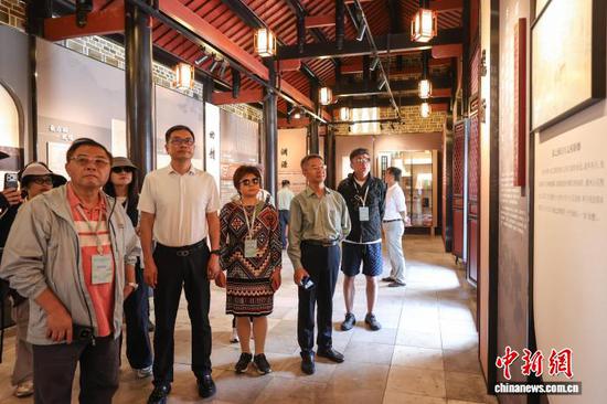 7月22日，采风团在安龙县张之洞陈列馆参观。 中新社记者 瞿宏伦 摄