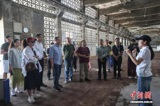7月23日，采风团在兴义市了解传统酿酒工艺。 中新社记者 瞿宏伦 摄