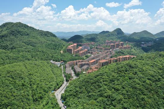 群山环抱康养社区，仙源避暑家园隐于青山翠岭间。