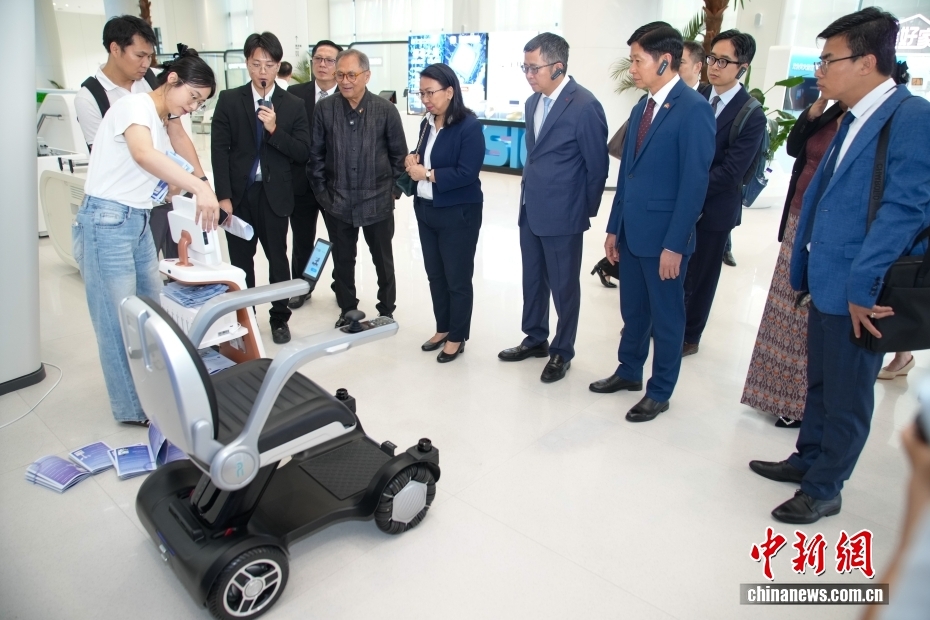 东盟国家驻华使节参访中国—东盟国家人工智能应用合作中心