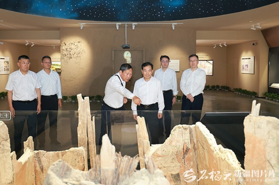 7月21日，自治区党委书记陈小江在策勒县达玛沟佛教文化遗址博物馆，察看考古发掘情况和文物展陈。天山网-新疆日报记者 崔志坚摄e