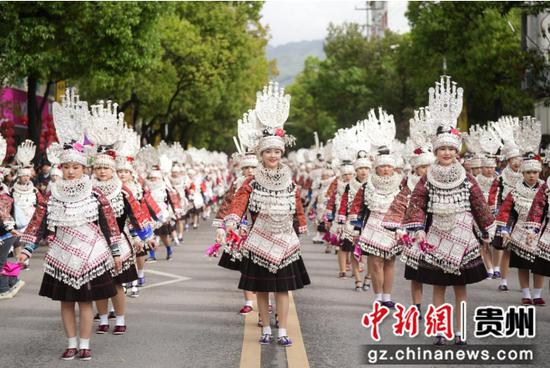 图为姊妹节民族巡游。