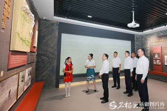 7月21日，自治区党委书记陈小江在策勒县战斗渠纪念馆，听取场馆建设管理、作用发挥等情况介绍。天山网-新疆日报记者 崔志坚摄