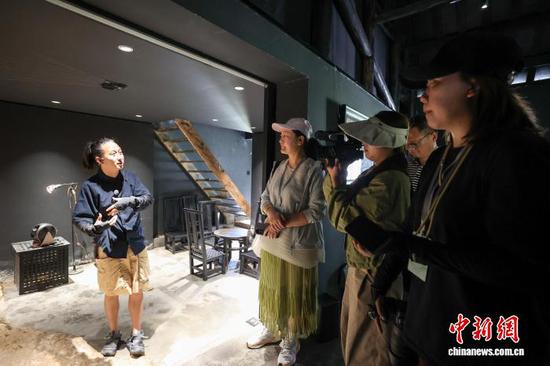 7月23日，海外华文媒体在兴义市万峰林采访民宿负责人。 中新社记者 瞿宏伦 摄