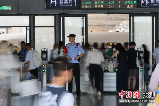 图为北京铁路公安局天津公安处执勤民警正在客流中疏导旅客乘车秩序。(北京铁路公安局天津公安处供图) 图为北京铁路公安局天津公安处执勤民警正在客流中疏导旅客乘车秩序。(北京铁路公安局天津公安处供图)