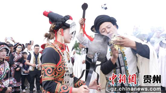 赫章县各族群众齐聚韭菜坪峰顶开展祭火仪式 周灵君 摄