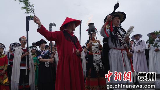 图为取火仪式现场。徐亚力 摄
