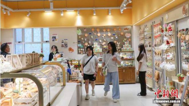 Xinjiang naan transformed into trendy collectibles, winning over tourists