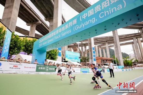 2026年亚洲速度轮滑场地系列赛(中国贵阳站)24日在贵州国际轮滑中心开幕，图为比赛现场。赛事组委会供图