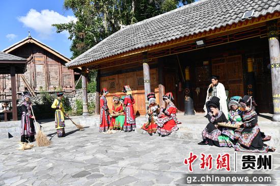 取火前，赫章县民族村寨的群众早早起身清扫庭院 。 闵罡 摄