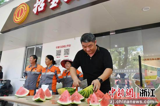7月24日,工作人员把西瓜洗净、切好,方便大家食用。罗梦圆 摄 7月24日,工作人员把西瓜洗净、切好,方便大家食用。罗梦圆 摄
