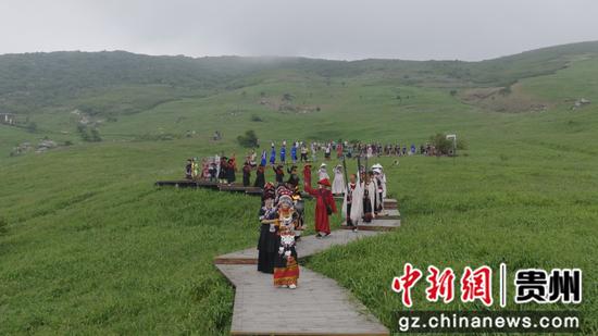 取火仪式结束后，取火队伍按顺序依次下山。饶泊 摄