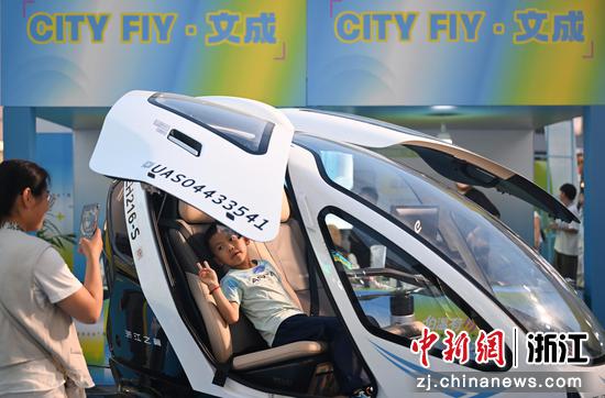 图为：炫酷的载人航空器吸引市民体验。中新社记者 王刚 摄