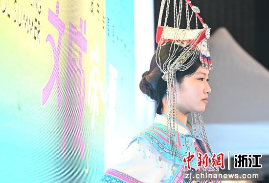 图为：模特走秀展示文成畲乡服饰。中新社记者 王刚 摄