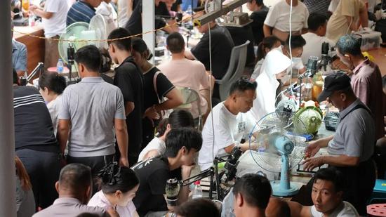 和田玉都城玉石交易市场。 实习记者 陆雷 摄