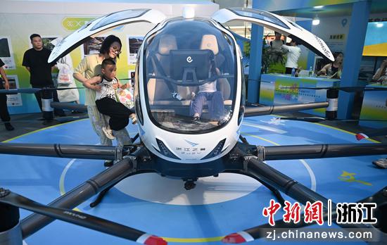 图为：炫酷的载人航空器吸引市民体验。中新社记者 王刚 摄