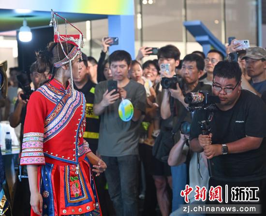图为：模特展示畲族服饰。中新社记者 王刚 摄