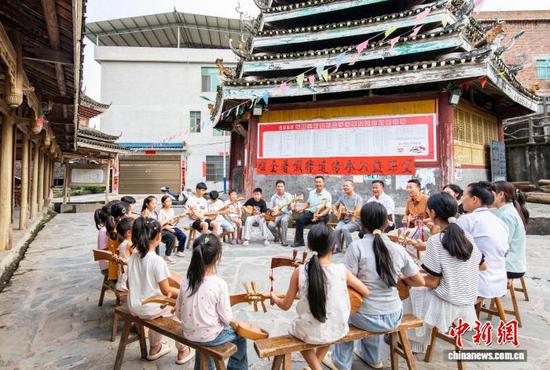 图为孩子们在学习弹唱侗族琵琶歌。 罗京来 摄