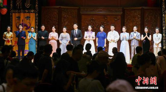 图为云贵川渝京剧“西南联盟”贵阳专场演出现场，西南四位“梅花奖”得主和青年演员一起在台上。记者 周燕玲 摄